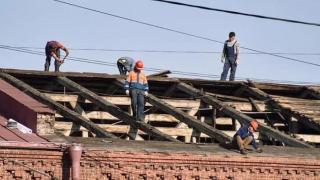 Всички собственици, в чиито къщи влязоха тези майстори на покриви, изреваха на умряло, ето защо