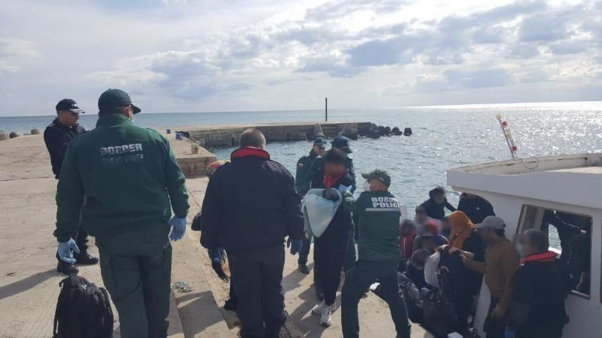 Спецакция в Черно море! Мистериозна лодка се появи в бурните води край нос Шабла и... СНИМКИ