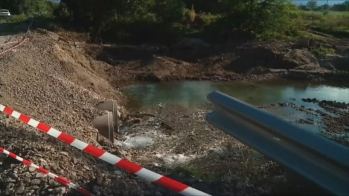 Пристигат първите количества вода в засегнатите от наводненията села в Карловско