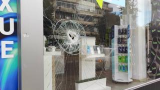 Мъст? Потрошиха офис на мобилен оператор по централен булевард във Варна СНИМКИ
