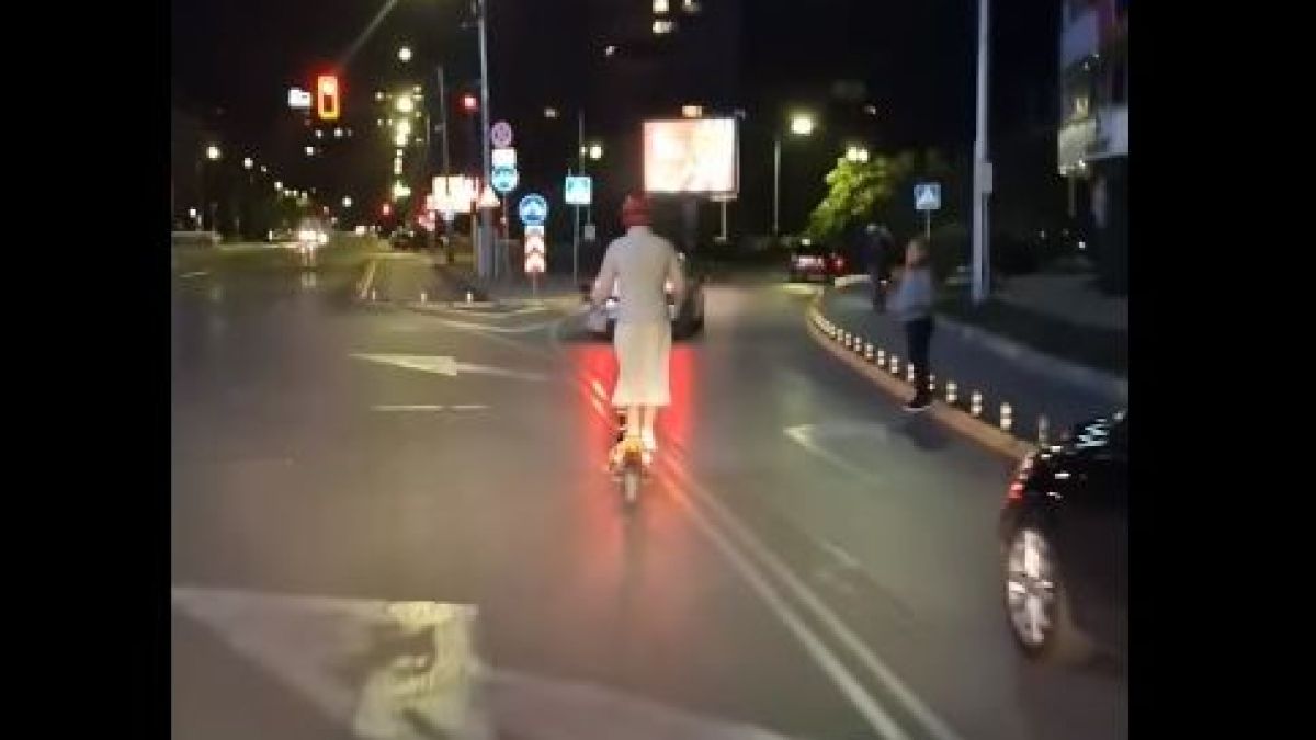Не е за вярване какви ги върши Емили Тротинетка в центъра на София ВИДЕО 