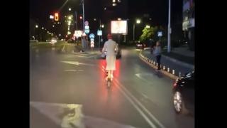 Не е за вярване какви ги върши Емили Тротинетка в центъра на София ВИДЕО 