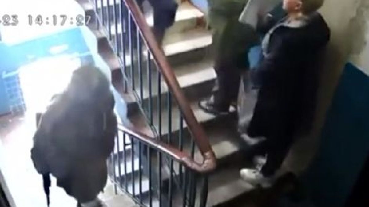 От врата на врата: Войници с автомати придружават комисиите на рефрендума в Донбас ВИДЕО