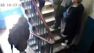 От врата на врата: Войници с автомати придружават комисиите на рефрендума в Донбас ВИДЕО