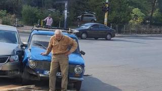 Дядо с ударена "Жигула" разплака мрежата, всички искат да помагат СНИМКА