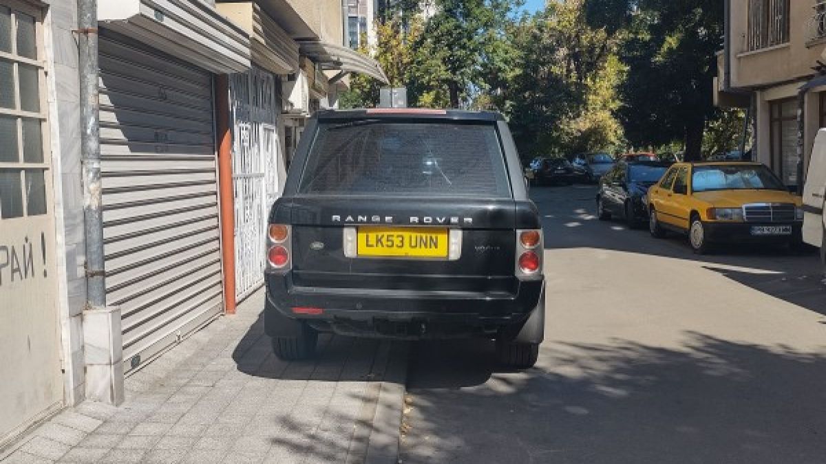 Шофьор редовно лази по нервите на пловдивчани с паркирането си и остава безнаказан, причината е скандална СНИМКИ 