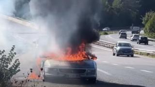 Запечатаха на ВИДЕО как Ferrari изгоря като факла на пътя
