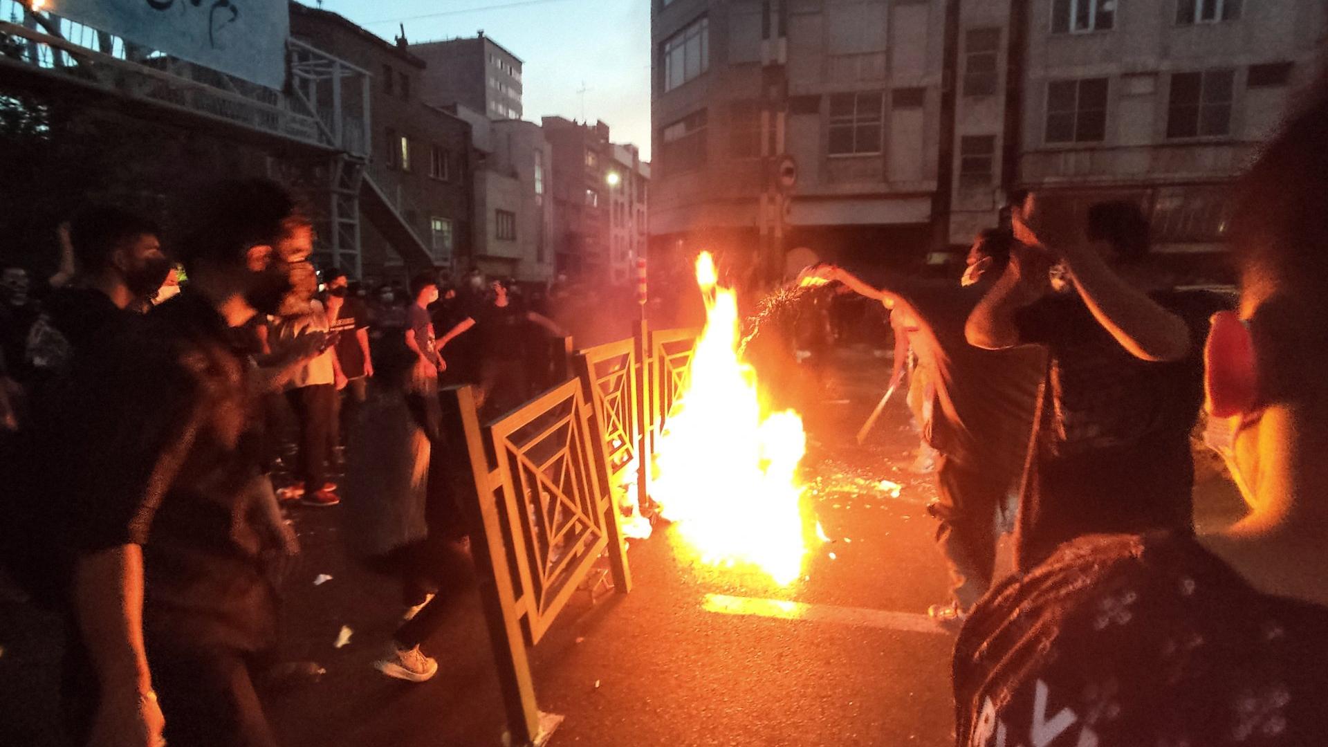 Бунт и масови безредици в Иран, президентът плаши с крути мерки