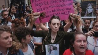 Смъртта на млада и красива иранка заради хиджаб разтърси целия свят ВИДЕО