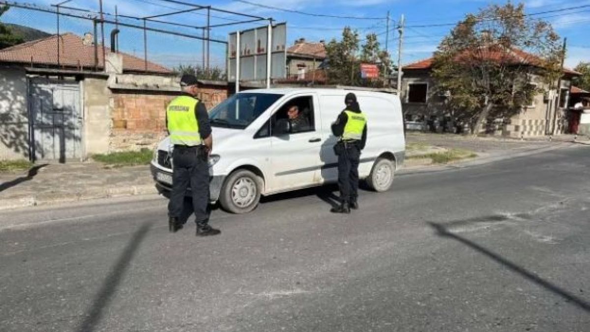 Масирана полицейска акция и в Стамболийски, униформени влязоха в махалата 