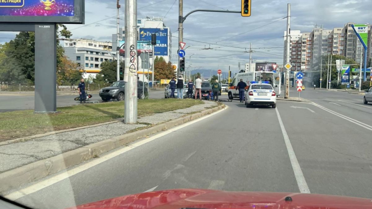 Извънредно в БЛИЦ! Ужасяващо меле с дипломатически автомобил в София, мъж лежи на земята 