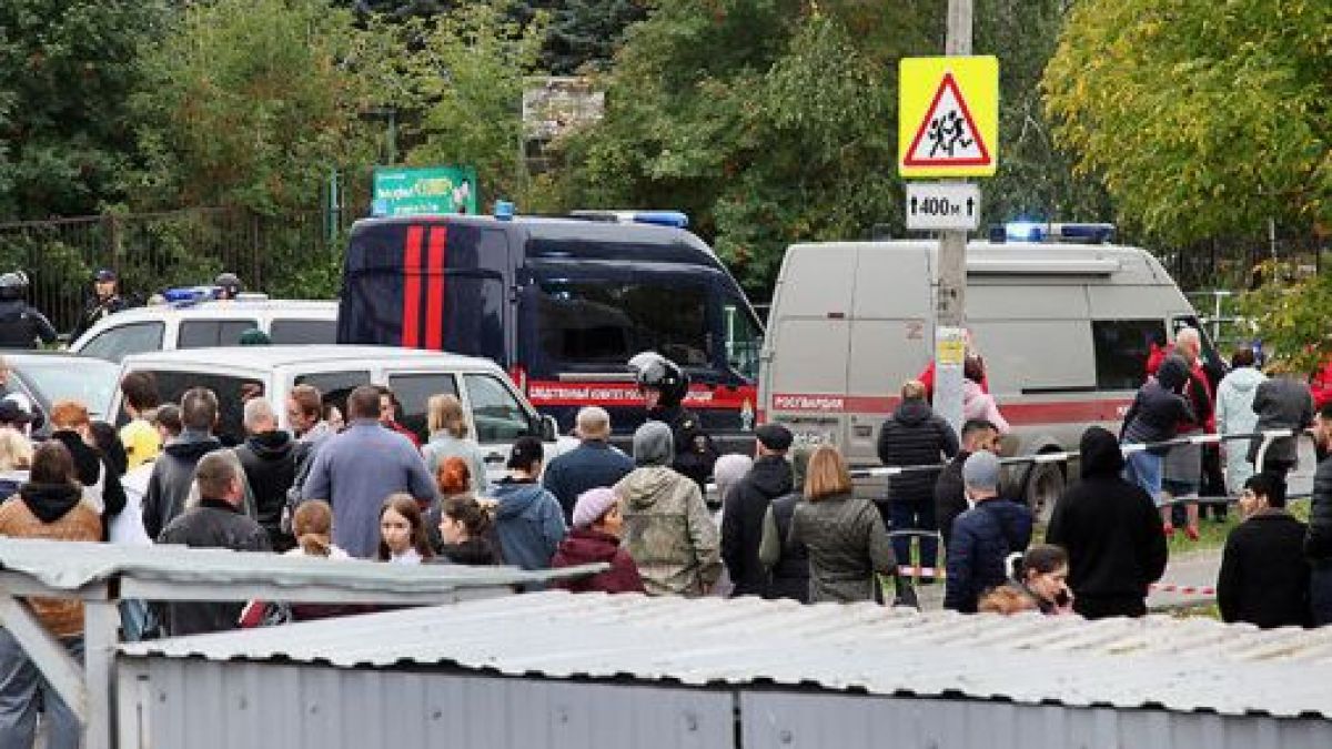 Мъжът, открил стрелба в руско школо, лежи в локва кръв на пода на класна стая ВИДЕО 18+ 
