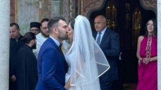 Ето коя известна тв хубавица хвана букета на сватбата, на която кумува Борисов СНИМКА