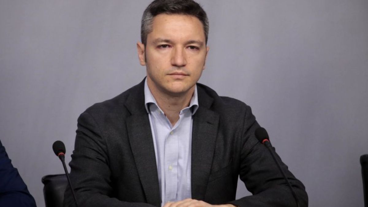 Вигенин отговаря на Слави:  Докато  викаше "Македония" от диванчето, неговата министърка Генчовска договаряше т.нар. френско предложение