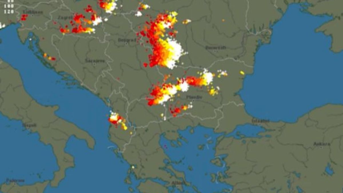 Проф. Рачев разкри защо времето полудя и посочи 10-секундно животоспасяващо правило в бурите ВИДЕО