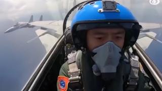 Китайски изтребители J-15 "Летяща акула" прелетяха над американски разрушител и... ВИДЕО