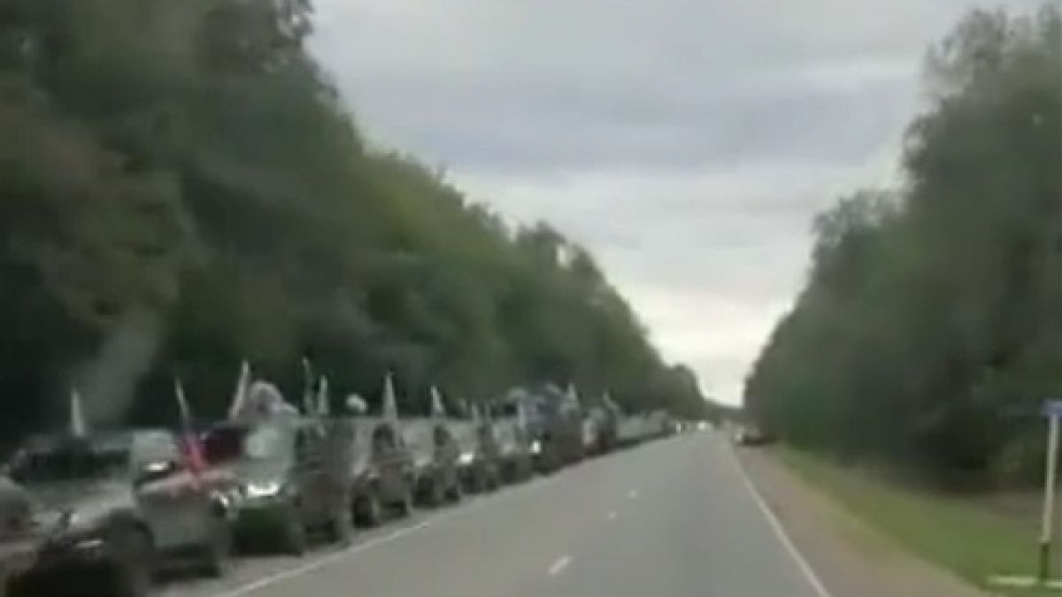 ВИДЕО от войната: Огромен конвой от чеченски доброволци се придвижва към Донбас