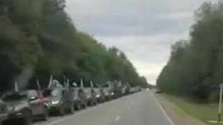 ВИДЕО от войната: Огромен конвой от чеченски доброволци се придвижва към Донбас
