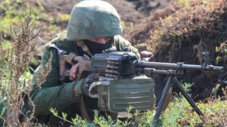 ВИДЕО от войната: Боец от армията на ДНР срещу група войници на ВСУ в близък бой