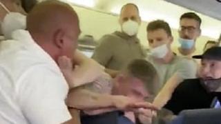 Див екшън в самолет: Пътник плюе пътници, бие стюардеси и за капак ...