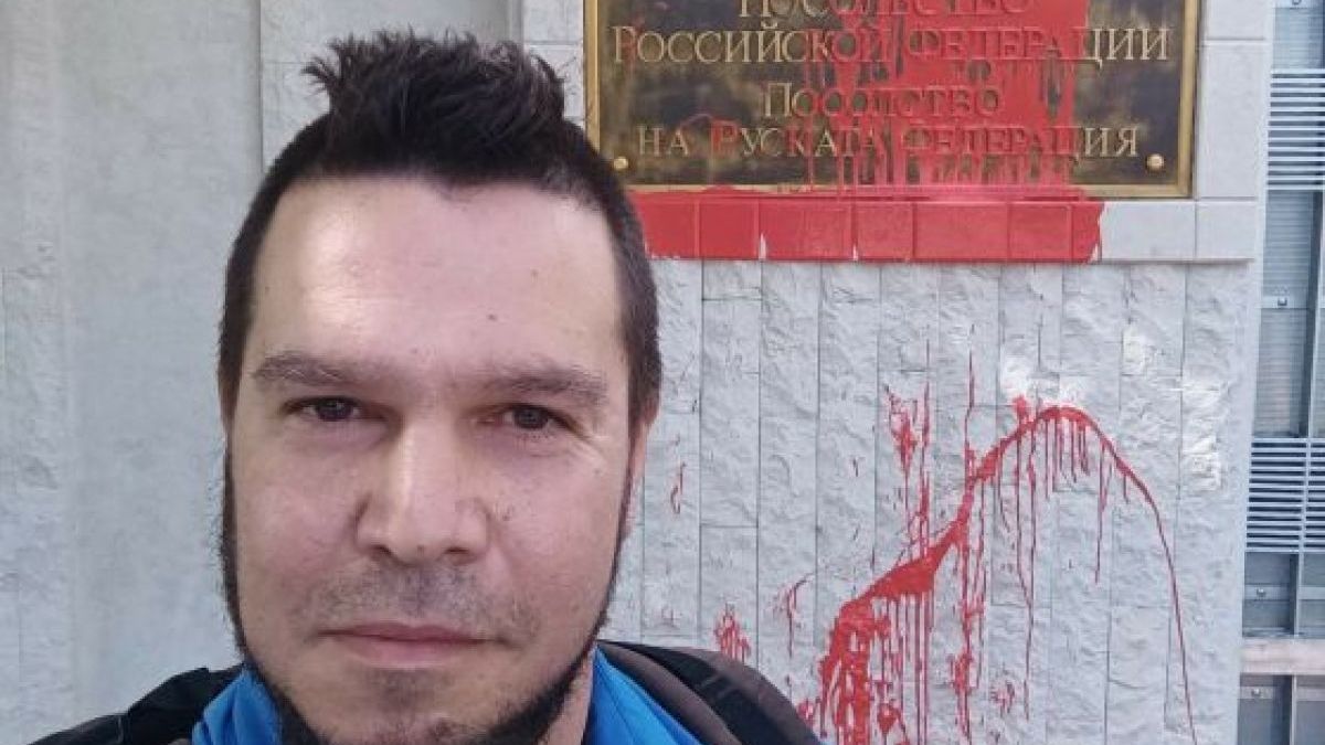 Глиги от ДБ, който иска евтаназия на деца "уроди", отново скандализира с постъпка ВИДЕО