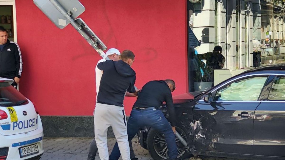 Баровско Ауди нахлу в магазин в центъра на София с бясна скорост СНИМКИ