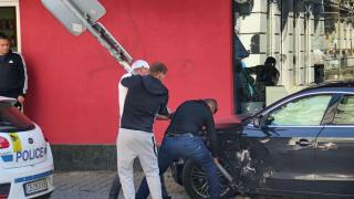 Баровско Ауди нахлу в магазин в центъра на София с бясна скорост СНИМКИ
