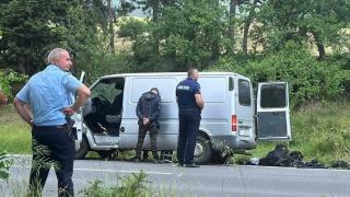 Натъпкани като сардини: Полицаи спряха камион и онемяха от видяното