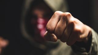 Пребиха брутално с бокс мъж пред фонтаните в Благоевград