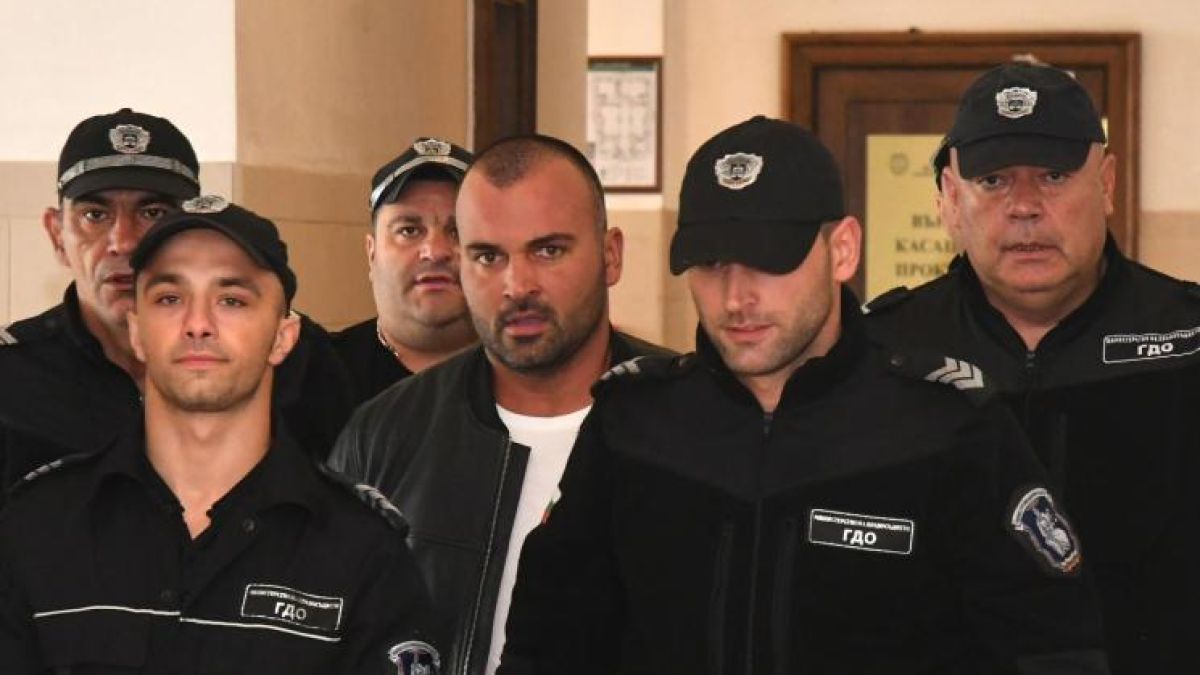 Скандално! Двама полицаи ескортирали убиеца с Поршето