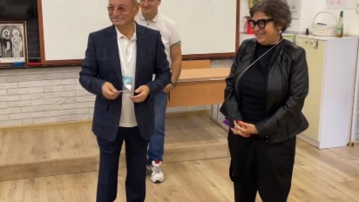 Ахмед Доган пак изпревари всички и гласува в ранни зори ВИДЕО