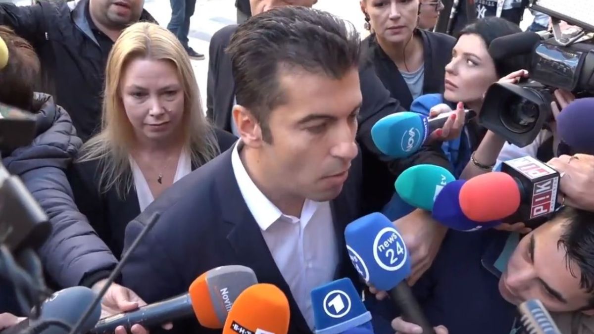 Грозно! Хората на Кирил Петков изблъскаха журналисти, той пък им заговори на английски ВИДЕО