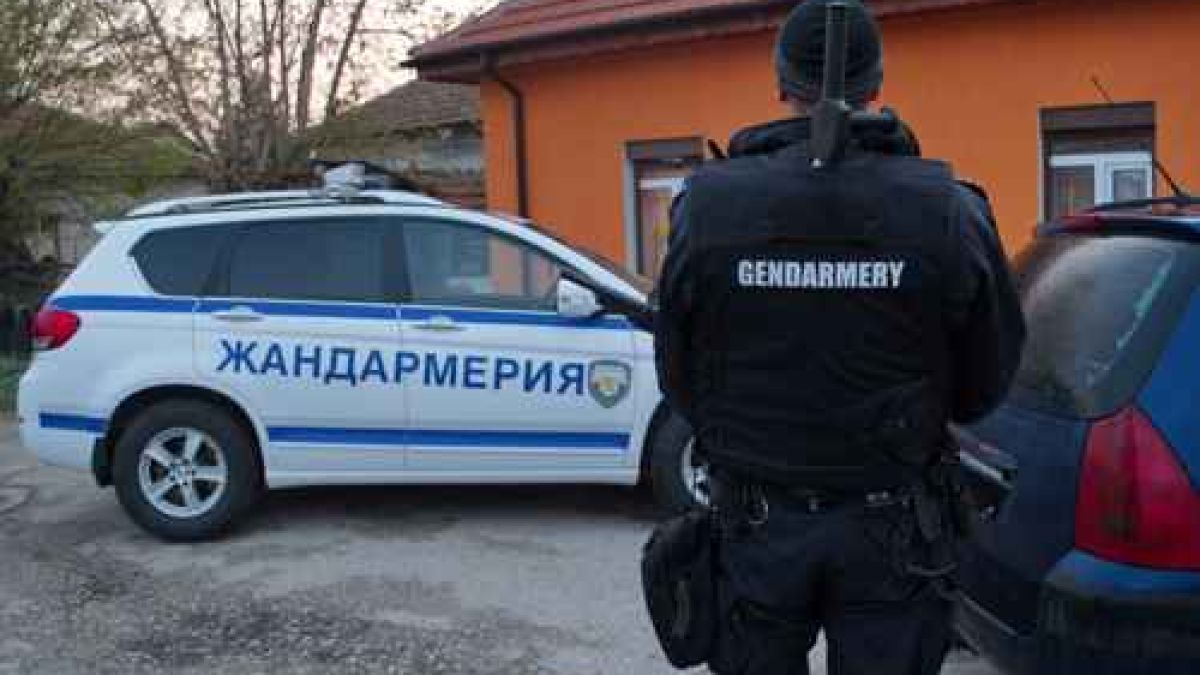 Първи арести в изборния ден! Полицаи с качулки нахлуха във... ВИДЕО