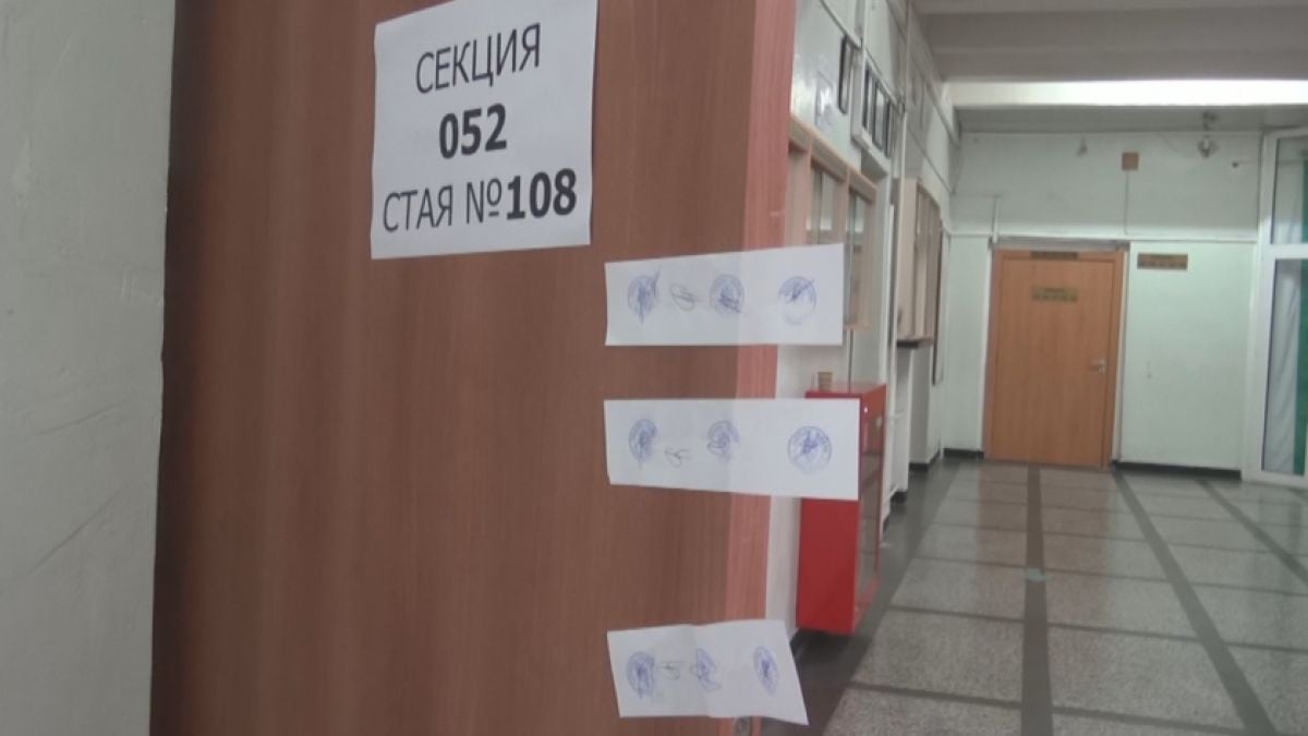 Куриозна случка в Бургас! Жена избяга с разписката от машината
