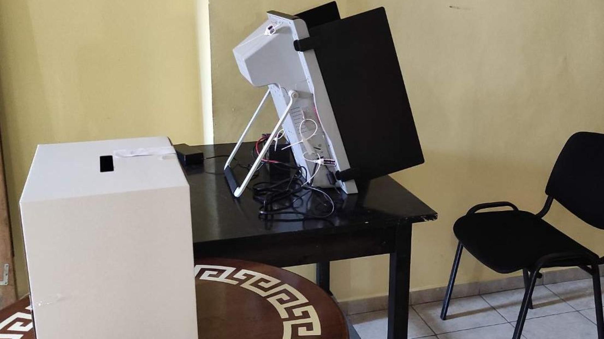 Машина за гласуване се бъгна в Шумен, започна да изкарва... 