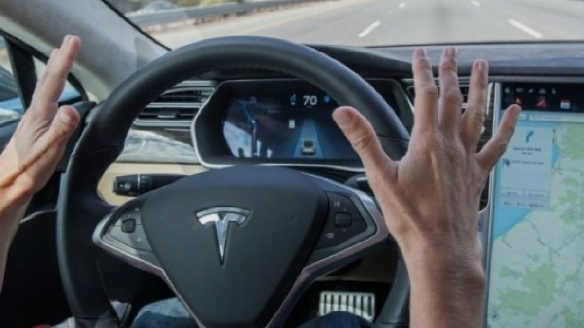  Вижте как автопилот спаси живота на водач на Tesla ВИДЕО