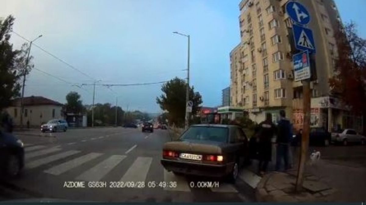 Поредна агресия: Мъже се сбиха на столично кръстовище заради... ВИДЕО