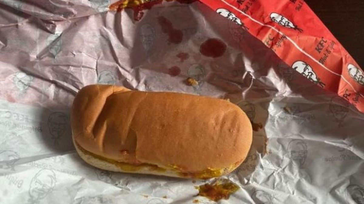 Възмутен тийнейджър: Този сандвич от KFC и гладно куче няма да го помирише СНИМКИ