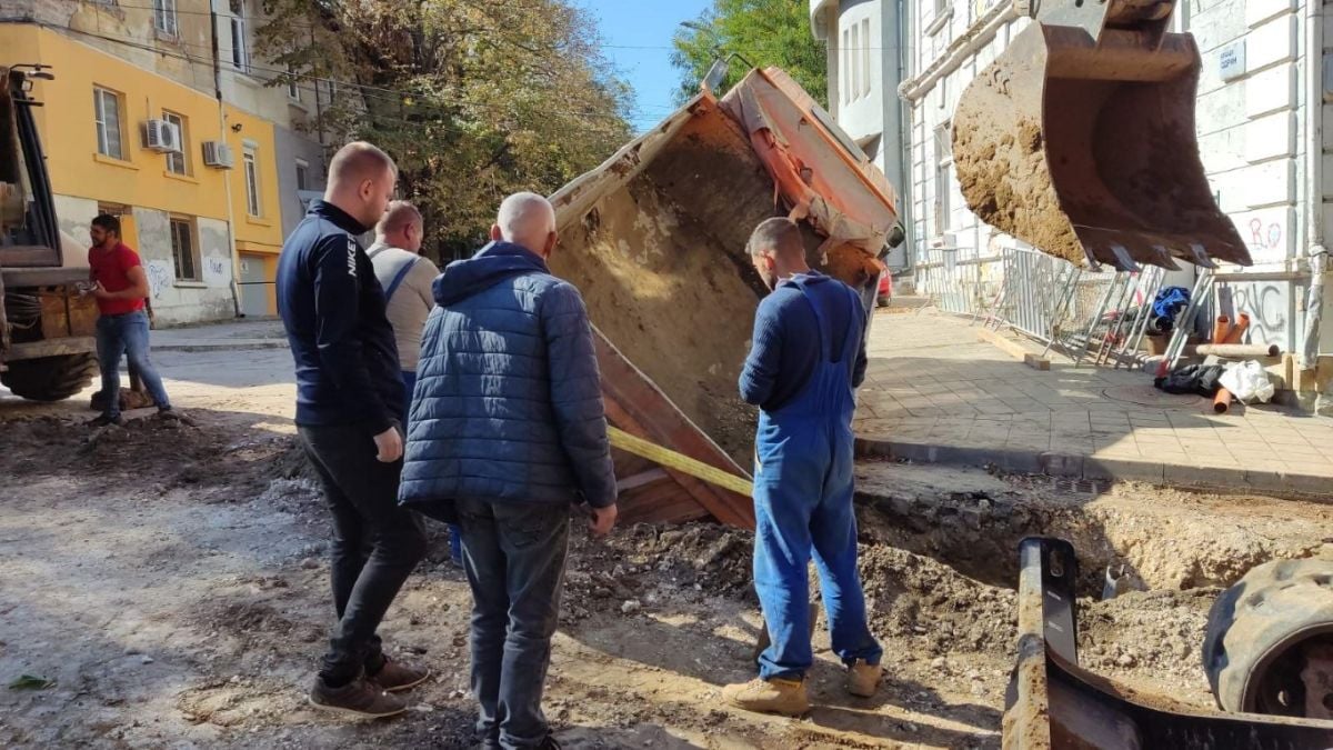 Камион пропадна в изкоп от водния проект в Русе ВИДЕО 