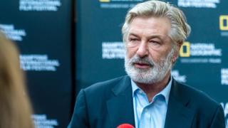 Алек Болдуин се споразумя със семейството на убитата операторка