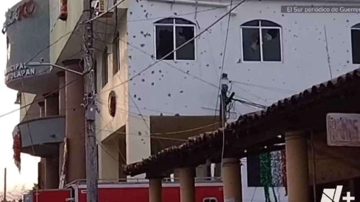 Клане в Мексико: Гангстери нахлуха в кметство и оставиха 18 трупа на полицаи и чиновници ВИДЕО 18+