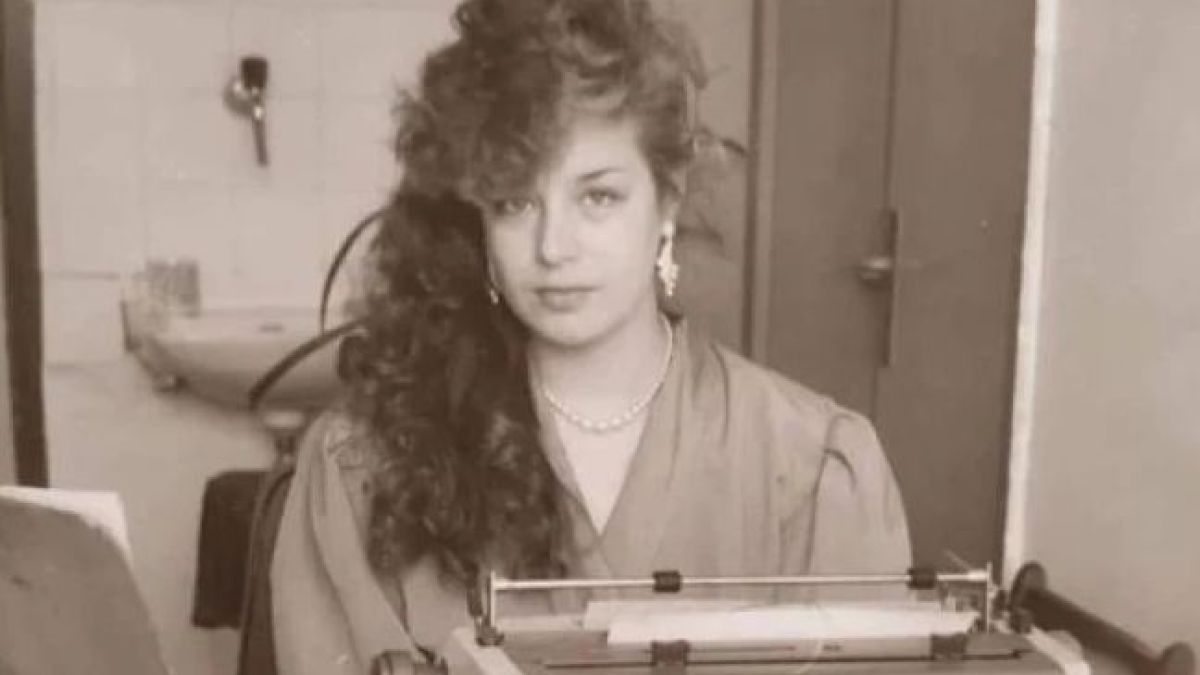 Една от най-красивите  наши тв водещи си пусна СНИМКА от 1990 г, ще я познаете ли?