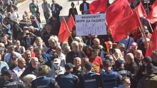 Диващина в Охрид: Тълпа крещи "Татари" и "фашисти", щурмува българския клуб с камъни и яйца ВИДЕО