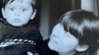 Никога няма да познаете кой бивш премиер е на тази черно-бяла СНИМКА 