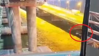 Daily Mail: Мистериозна вълна е забелязана под Кримския мост секунди преди взрива ВИДЕО