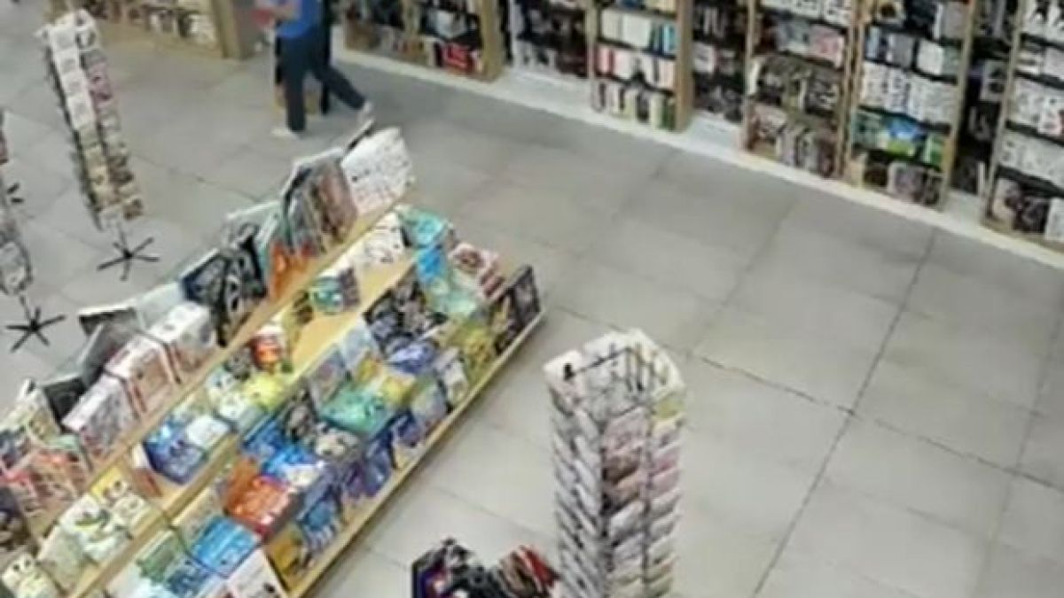 Група младежи влезе в столична книжарница и направиха нещо отвратително ВИДЕО