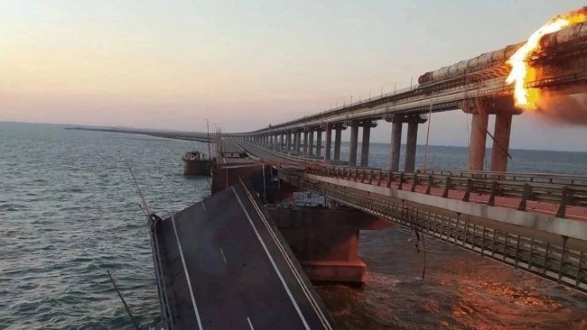 ВИДЕО заплете мистерия с атаката на Кримския мост, тайно оръжие ли е в центъра на взрива