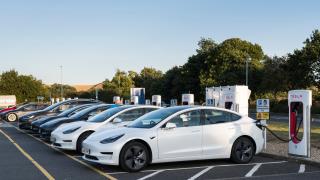 Tesla трепери: Основен конкурент изкара евтин електромобил