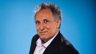 Бате Енчо си скубе косата: Дъщеря му лъсна по еротичен минижуп в ефир СНИМКА 