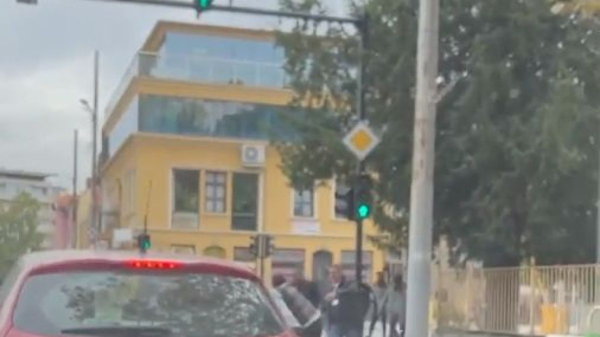 Брутално ВИДЕО 18+: Ново жестоко меле на кръстовище, двама пребиват повален мъж